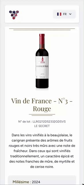 Consommateur scannant un QR code sur une bouteille de vin